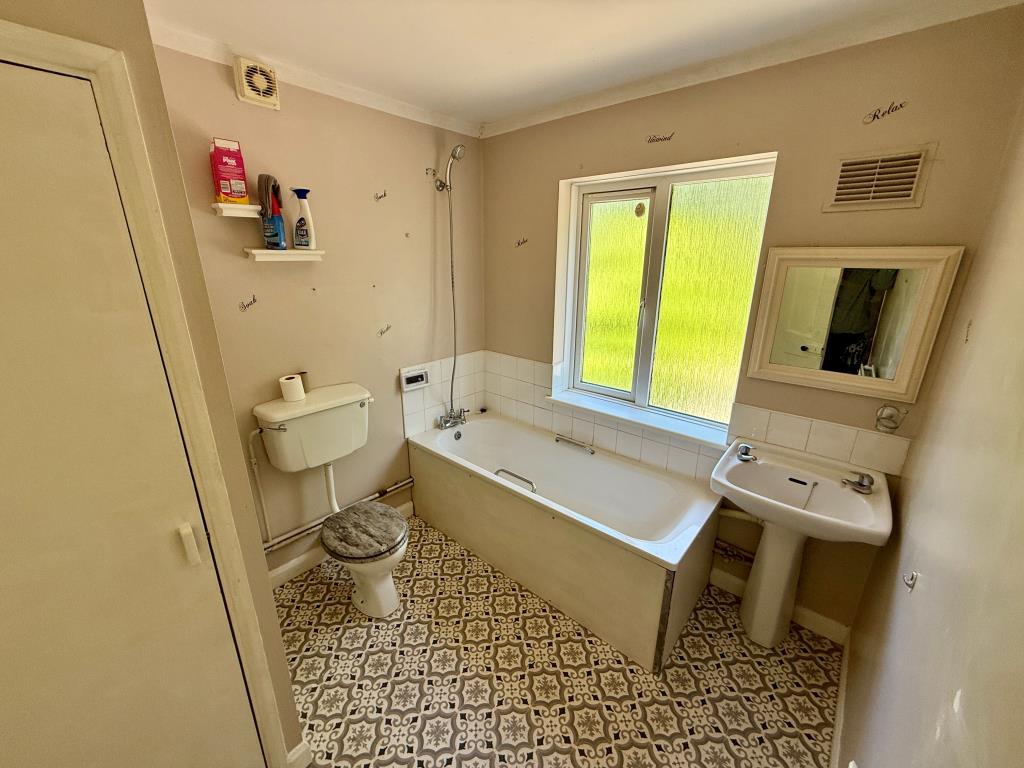 Lot: 19 - VACANT SEMI-DETACHED HOUSE - Bathroom with W.C.